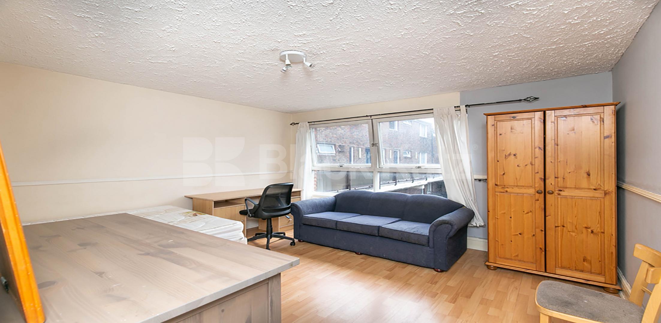 3/4 double bedroom flat located within mins to regents park and marylebone tube Henderson Drive, St Johns Wood